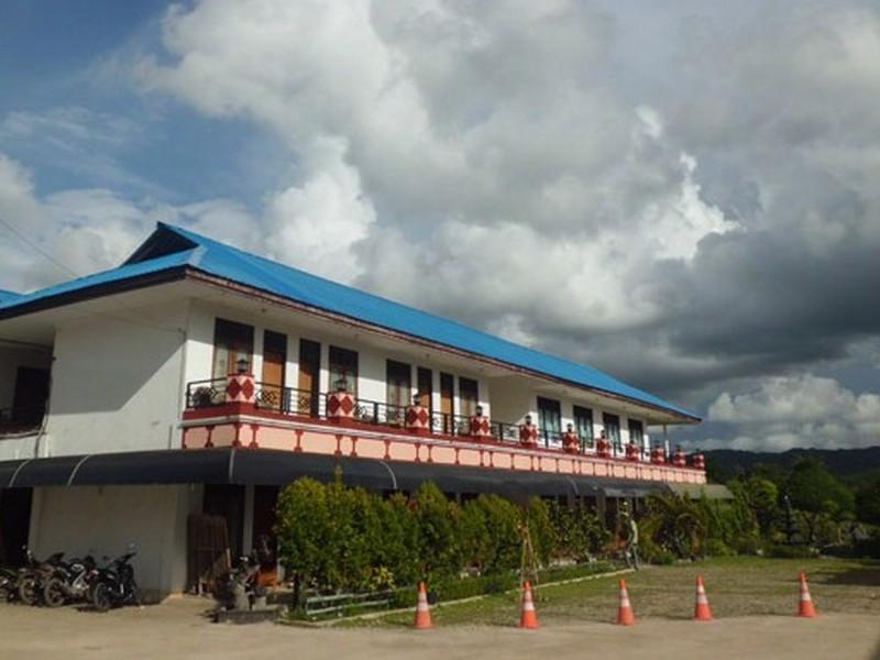 Hotel Sinar Tambolaka Waingapu Buitenkant foto