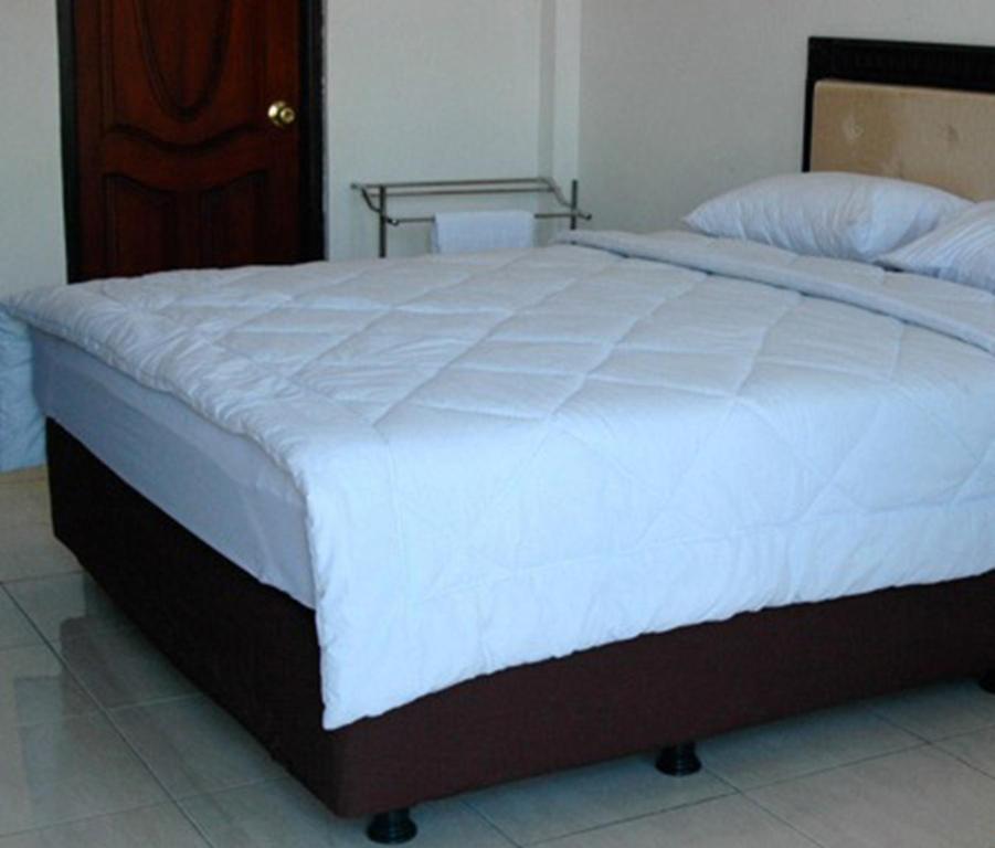 Hotel Sinar Tambolaka Waingapu Kamer foto