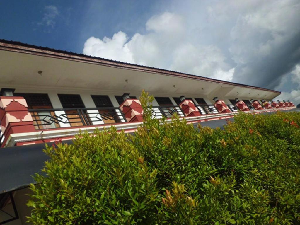 Hotel Sinar Tambolaka Waingapu Buitenkant foto
