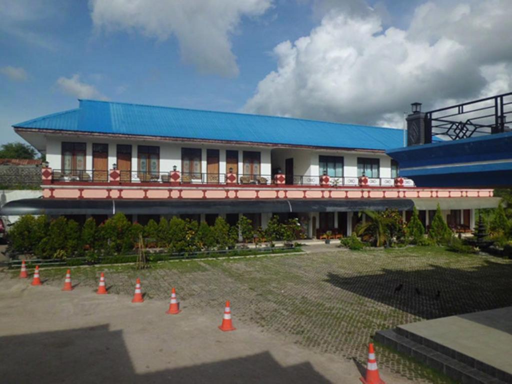 Hotel Sinar Tambolaka Waingapu Buitenkant foto