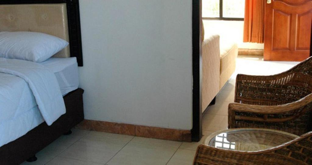 Hotel Sinar Tambolaka Waingapu Buitenkant foto