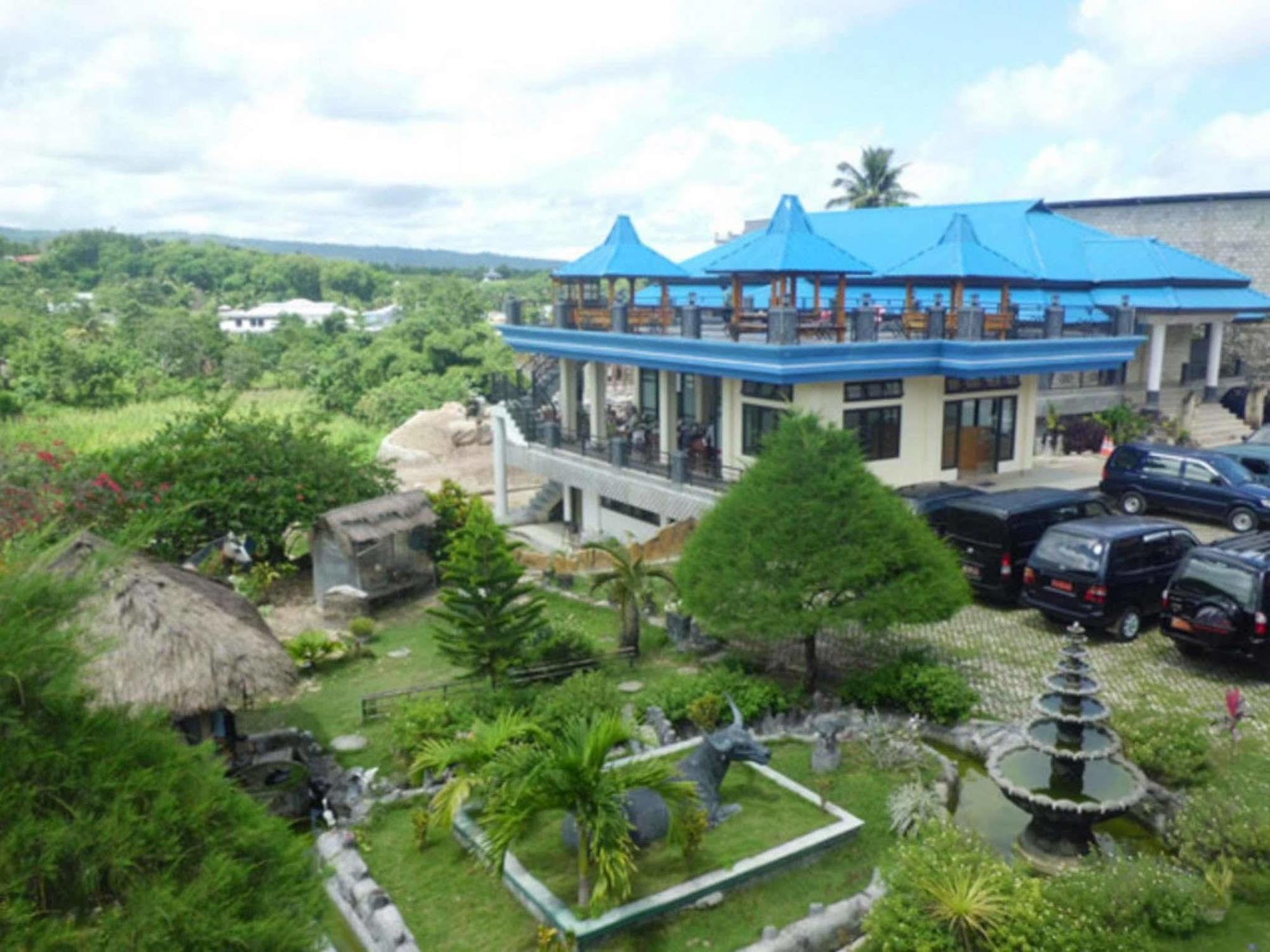 Hotel Sinar Tambolaka Waingapu Buitenkant foto