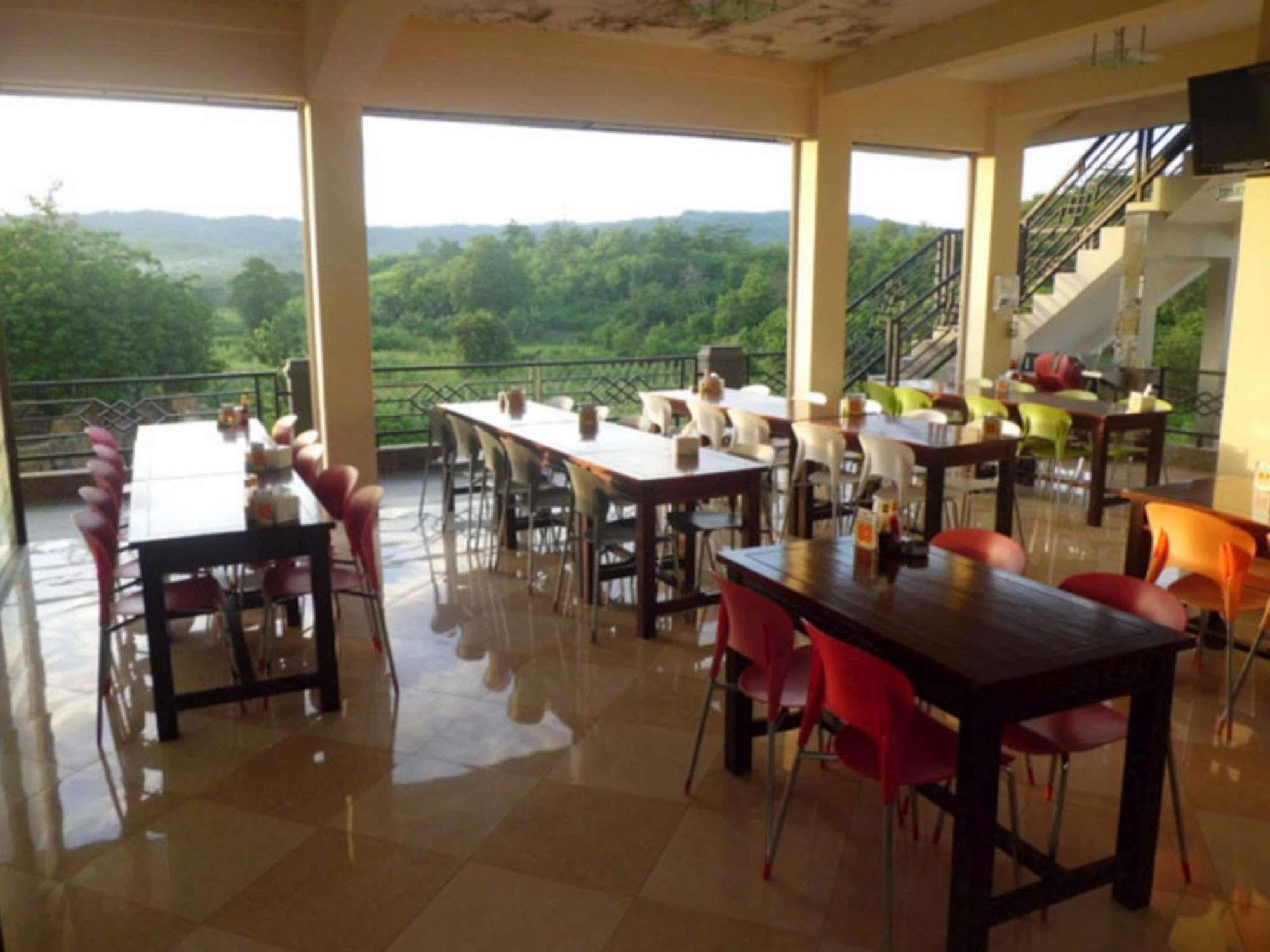 Hotel Sinar Tambolaka Waingapu Buitenkant foto